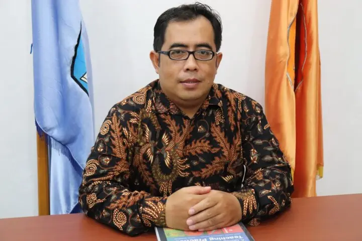 Sampul: Dosen Muda dari Keluarga Petani Karet, Kini Meraih Gelar Guru Besar di Universitas Jambi