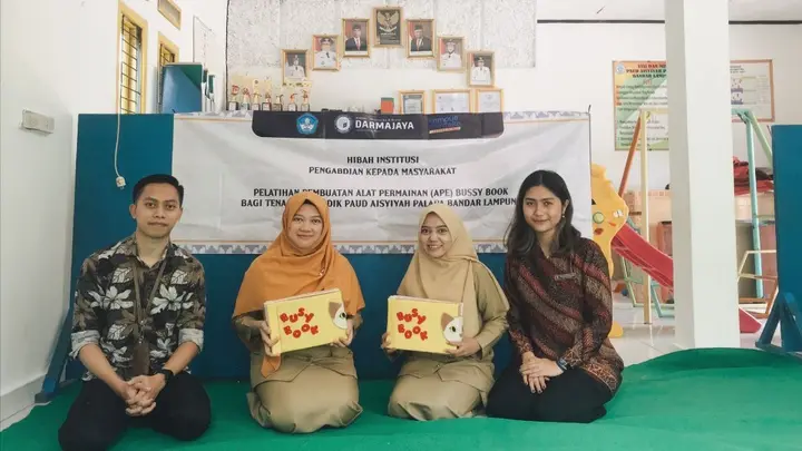 Sampul: Dosen DKV IIB Darmajaya dan UAP Berkolaborasi Berikan Pelatihan Pembuatan APE Bussy Book untuk Pendidik PAUD Aisyiyah Palapa
