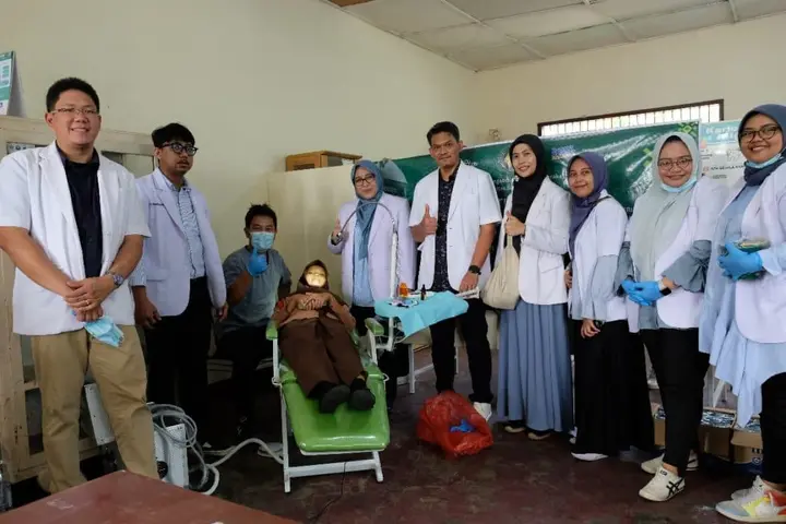 Sampul: Dosen PPDGS Konservasi Gigi USU Tingkatkan Kesehatan Gigi Siswa Pesantren Al Mukhlisin Deli Serdang Melalui Restorasi Gigi Anterior
