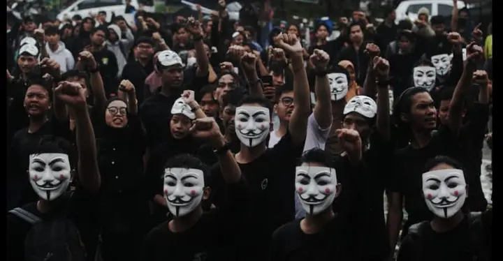 Sampul: Ribuan Mahasiswa Makassar Gelar Aksi Mimbar Demokrasi dengan Simbol Guy Fawkes
