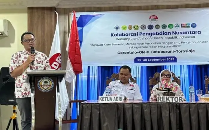 Sampul: Kolaborasi Pengabdian Nusantara, Universitas Pakuan, Pengabdian Kepada Masyarakat, Program Kreativitas Mahasiswa, ADRI, Desa Olele, Desa Botubarani, Desa Torosiaje, Gorontalo, BUMDesa, Pendampingan Pengembangan Desa, Pelatihan Masyarakat.
