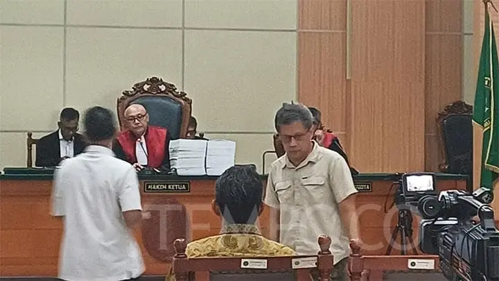 Sampul: Rocky Gerung dan Dosen UGM Memberikan Kesaksian dalam Sidang Kasus Haris Azhar-Fatia Maulidiyanti