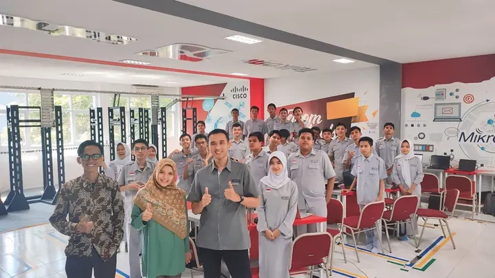 Sampul: Workshop Animasi Untuk Meningkatkan Keterampilan Pemasaran Produk Siswa SMK